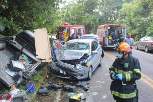 Acidente grave interdita Rio-Santos em São Sebastião 