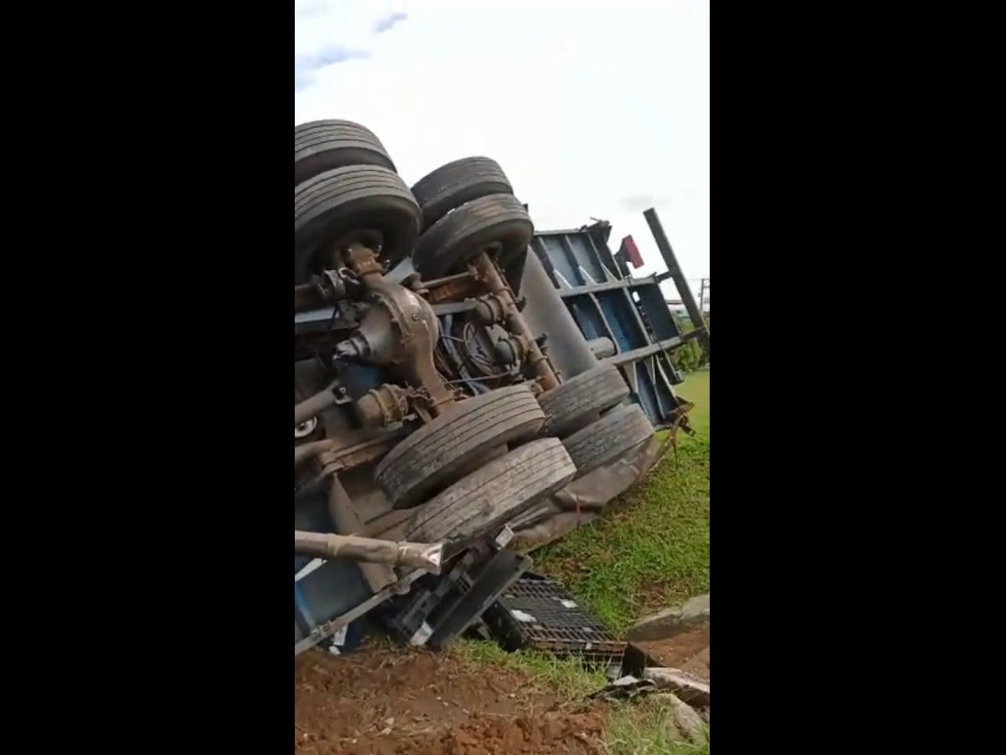 Vídeo Caminhão tomba na Via Dutra em Taubaté e motorista sai ileso