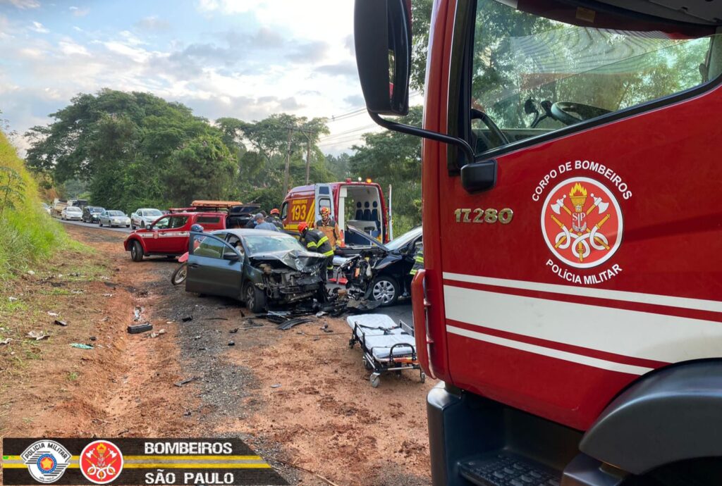 Carros Batem De Frente E Deixam Feridos Em Estrada De S O Jos Dos