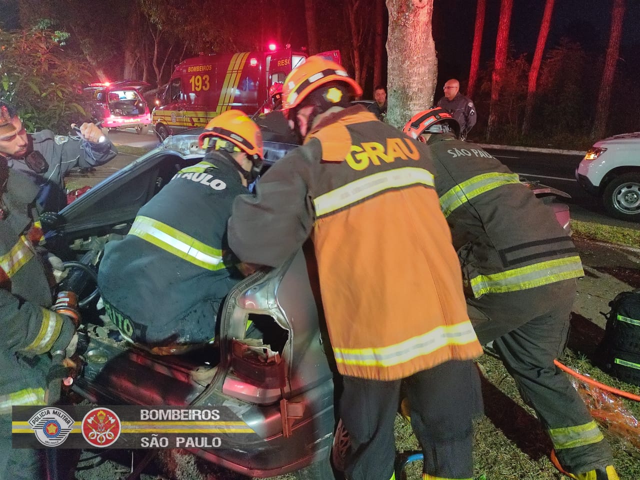 Vídeo Carro bate em árvore e deixa quatro feridos na Zona Sul de SJC