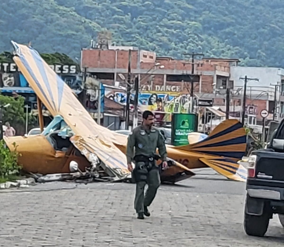 Avião cai em rua de Ubatuba após decolagem VALE 360 NEWS NOTÍCIAS