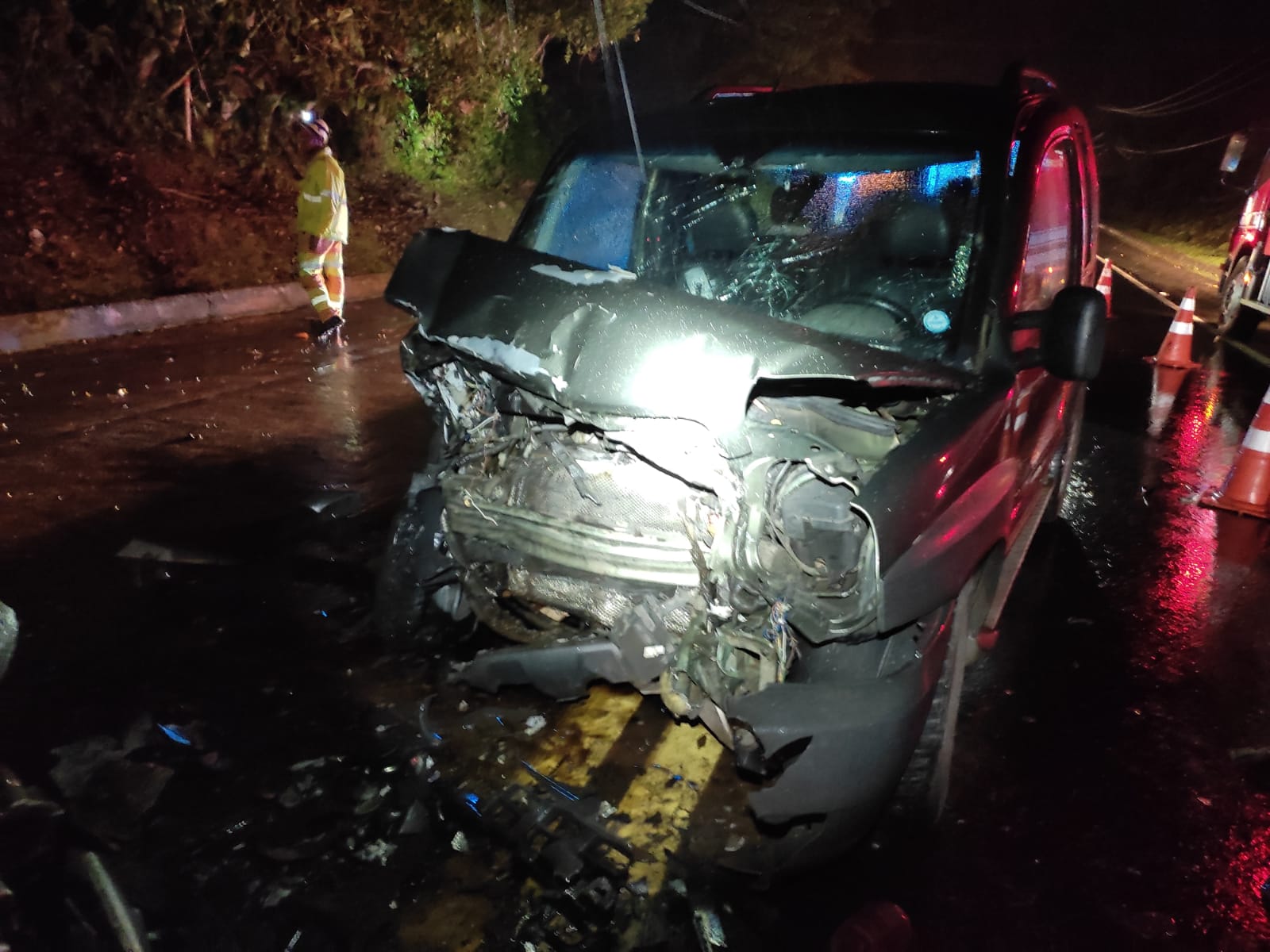 Colis O Frontal Deixa Quatro Pessoas Ficam Feridas Na Rio Santos Em