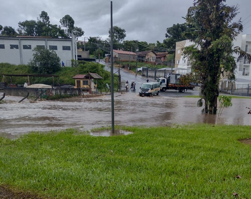 Chuva alaga ruas casas e escolas em Taubaté Aulas são suspensas em