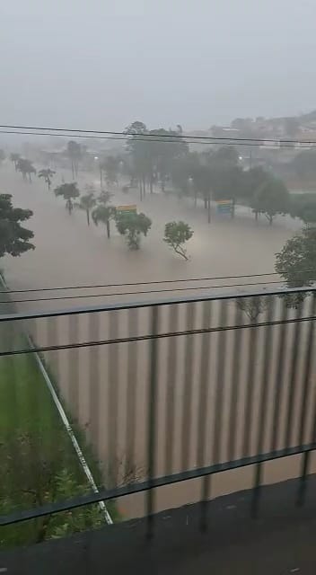 VÍDEOS: Carros boiam e motoristas ficam ilhados durante chuva em